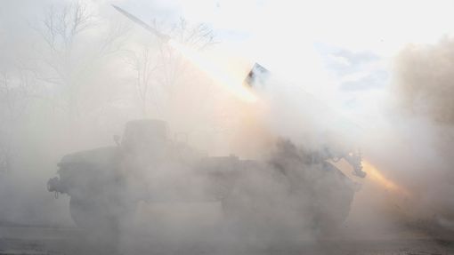 Ukrajinská samostatná 59. samostatná motorizovaná pěchotní brigáda pálí z raketometů Grad na ruské pozice v Doněcké oblasti.