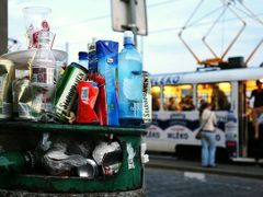 Odpadkové koše v okolí stadionu Spraty Praha na Letné během fotbalových utkání většinou nepojmou nápor fanoušků.