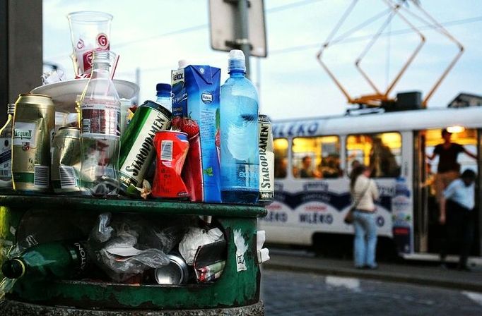 Odpadkové koše v okolí stadionu Spraty Praha na Letné během fotbalových utkání většinou nepojmou nápor fanoušků.