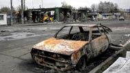 Poškozené vozidlo stojí na ulici ve městě Pokrovske, zasaženém bojovými akcemi.