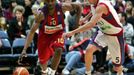 Shammond Williams z Winterthur F.C.Barcelona a Pablo Prigioni (vpravo) z TAU Ceramica v souboji o míč v utkání o bronz na Euro League Final Four.