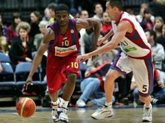 Shammond Williams z Winterthur F.C.Barcelona a Pablo Prigioni (vpravo) z TAU Ceramica v souboji o míč v utkání o bronz na Euro League Final Four.