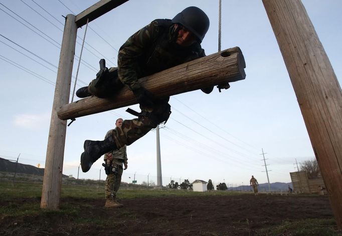 Candidates from law enforcement agencies across Utah take part in Salt Lake City Police Department's SWAT School training exercise on an obstacle course in Draper, Utah, April 21, 2013. REUTERS/Jim Urquhart (UNITED STATES - Tags: CRIME LAW SOCIETY TPX IMAGES OF THE DAY) Published: Dub. 21, 2013, 3:40 odp.