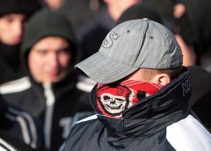 Hrdinové dne. Málokdo z účastníků demonstrace chtěl ukázat policejním nebo televizním kamerám svoji tvář.