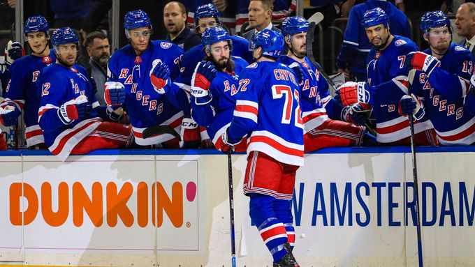 Filip Chytil z New Yorku Rangers (72) slaví gól v zápase NHL s New Jersey Devils