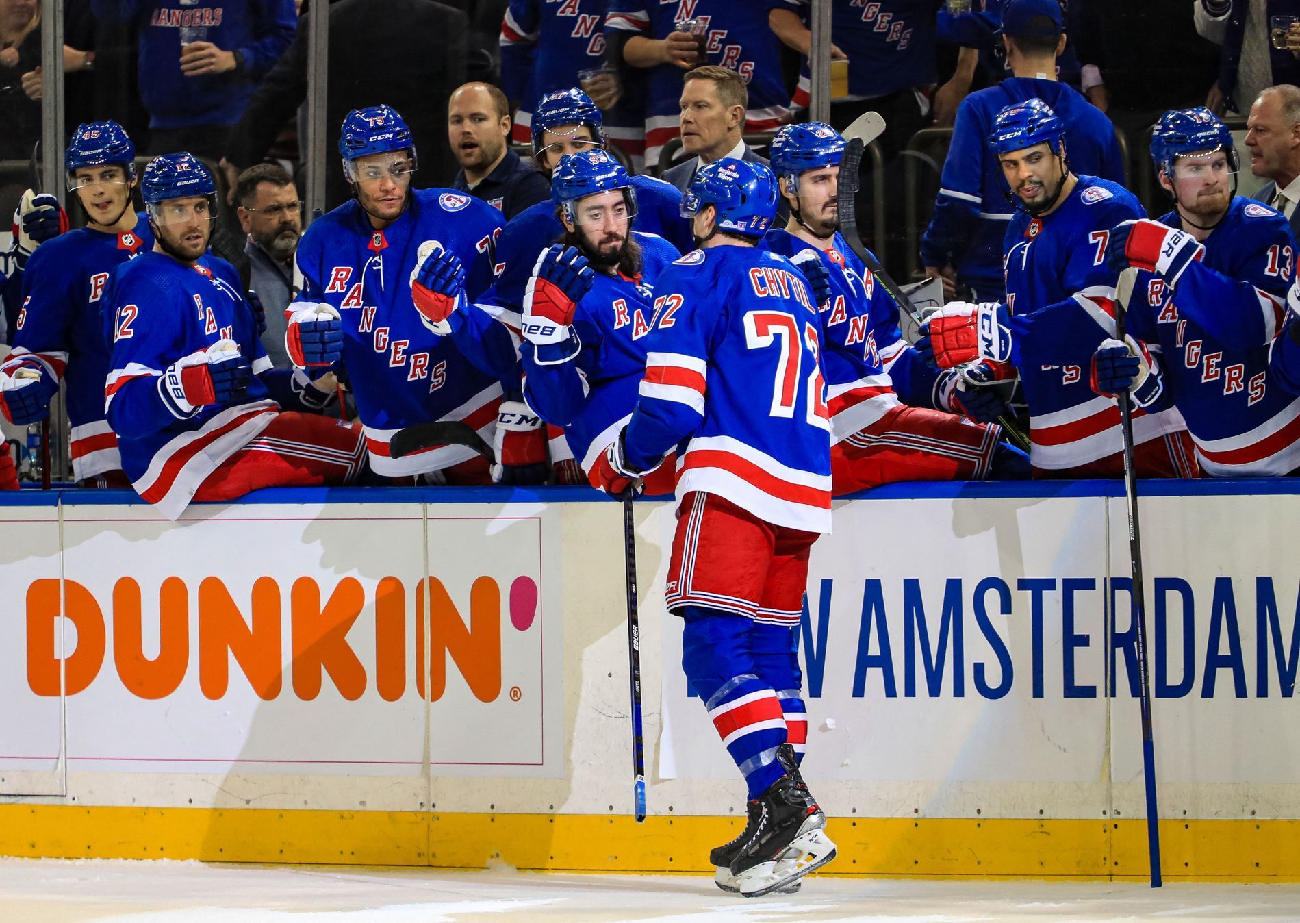 Filip Chytil z New Yorku Rangers (72) slaví gól v zápase NHL s New Jersey Devils