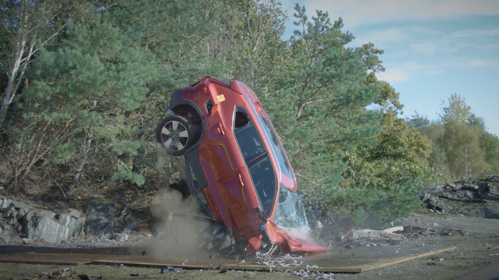 Automobilová destrukce, která zachraňuje životy. Volva dopadla na zem z 30 metrů