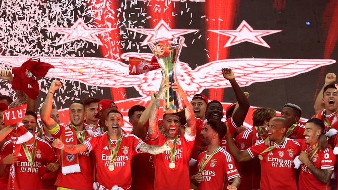 Fotbalisté Benfiky juchají s trofejí pro vítěze Superpoháru