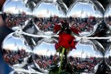 Vzpomínka na tragédii. K vánočním ozdobám na berlínském trhu přibyla růže za oběti teroristického činu.