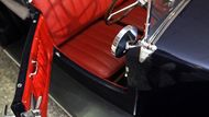 Tatra T57 - karoserie všech typů mají dřevěnou kostru z bukového nebo dubového dřeva potaženou plechem. Pro čalounění se používaly látky i koženky.
