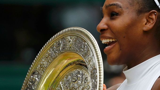 Serena Williamsová s trofejí pro vítězku Wimbledonu.