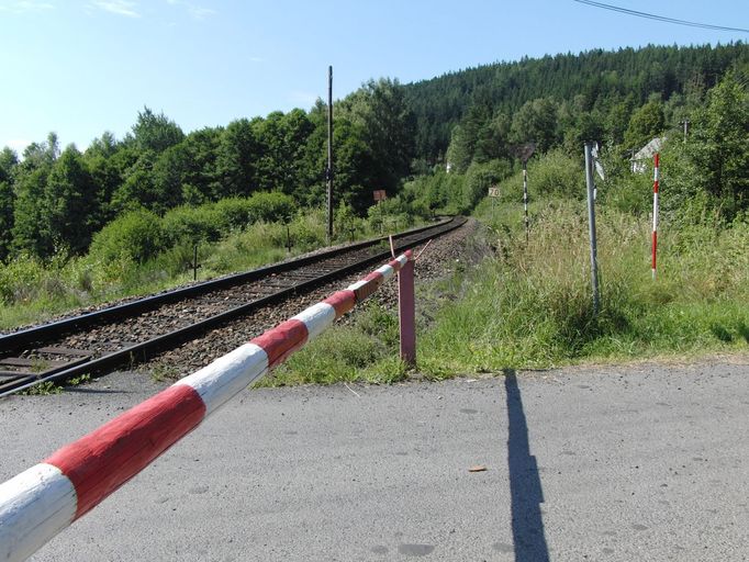 Vybranými tratěmi nebudou jezdit vlaky. Nejen při stažených závorách...