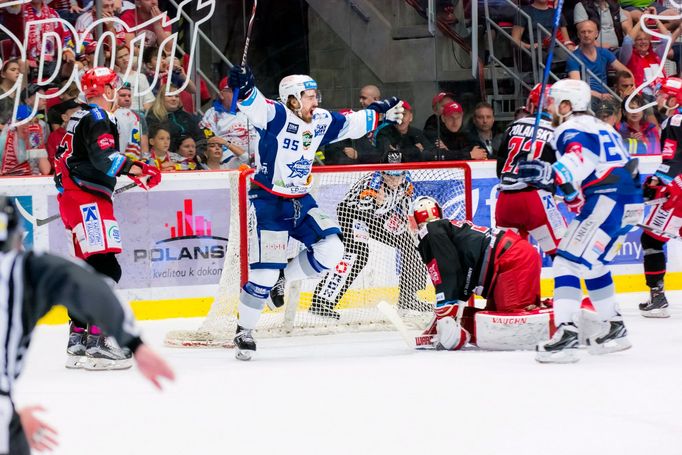 Alexander Mallet a Hynek Zohorna slaví gól v síti Komety.