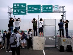 Novináři si fotí nejdelší most přes moře na světě.