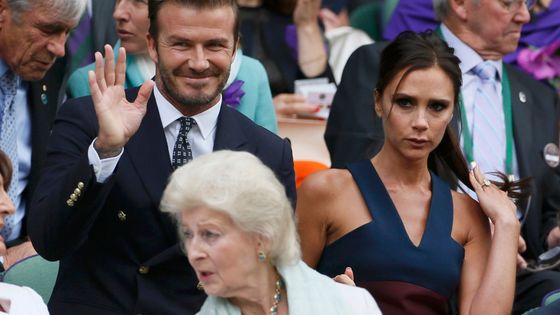 Podívejte se na obrázky z finále tenisového Wimbledonu mezi Novakem Djokovičem a Rogerem Federerem. Na tribunách byla celá řada filmových a sportovních hvězd.