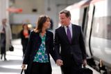 Jeho úhlavní soupeř ve volbách, šéf konzervativců David Cameron, přichází na jedno z londýnských nádraží (Euston)v doprovodu manželky Samanthy...