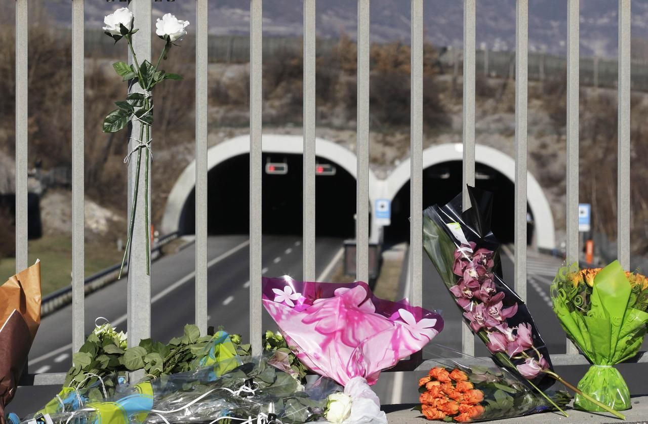 Vzpomínka na zesnulé u švýcarského tunelu