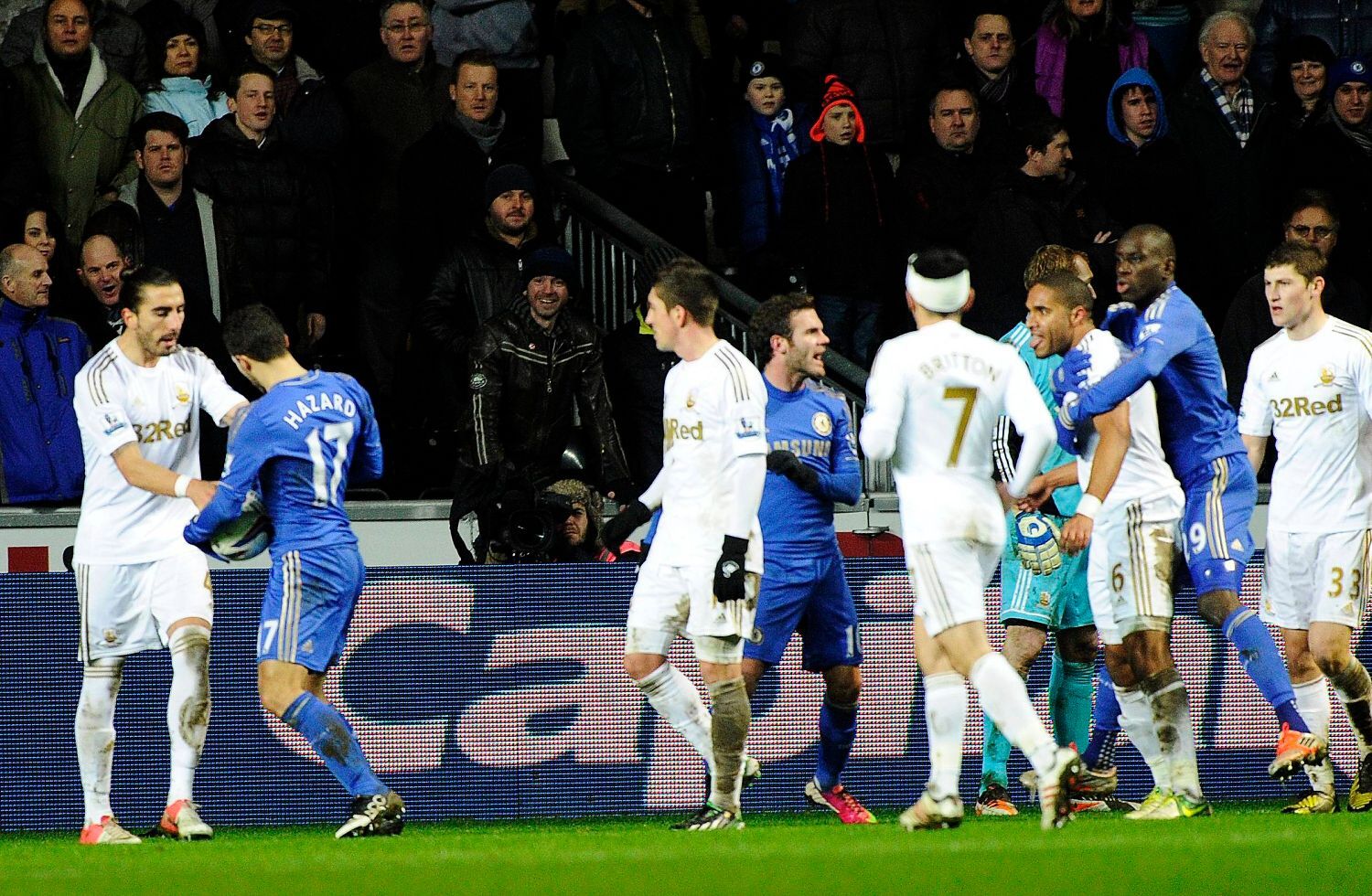 League Cup, Swansea - Chelsea: Ashley Williams (třetí zprava) - Eden Hazard (druhý zleva)