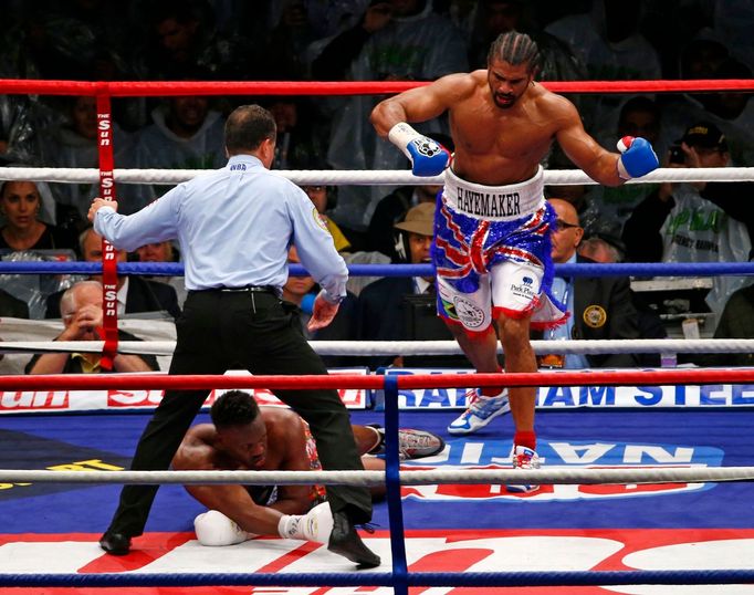 Britský boxer David Haye boxuje s Britem Dereckem Chisorou v mezinárodním mistrovství těžké váhy v londýnském Upton Parku v roce 2012.