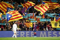 Nechutné. Fanoušci Barcelony zmlátili rivala, který pomáhal v boji proti koronaviru