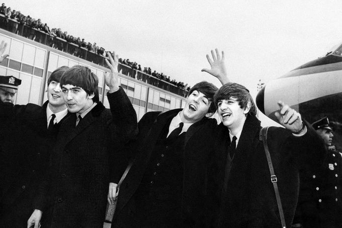 Skupina Beatles po příletu na letiště v New Yorku 7. 2. 1964, kde je vítal velký dav lidí.