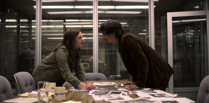 Elisabeth Mossová v roli Kirby a Wagner Moura jako Dan Velasquez.