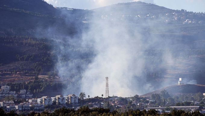 Kouř stoupající nad izraelským městem Kirjat Šmona po odpalu raket z Libanonu na Izrael