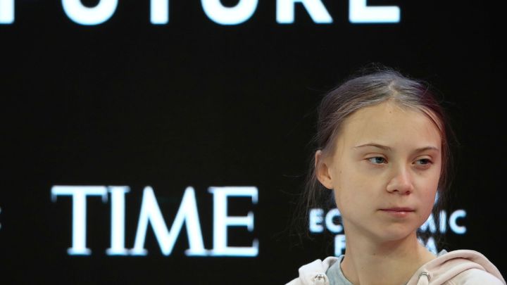Sázet stromy nestačí, musíme úplně zastavit emise, řekla Thunbergová v Davosu