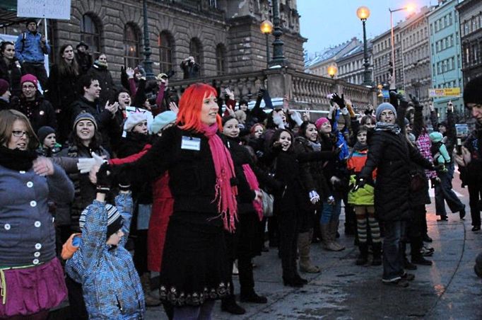 Předsedkyně České ženské lobby Jana Smiggels Kavková organizuje před Národním muzeem v Praze akci One Billion Rising zaměřenou proti násilí na ženách.