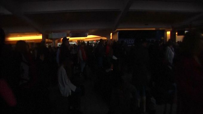 Cestující na nejvytíženějším letišti světa museli trávit hodiny ve tmě. V Atlantě došlo k rozsáhlému výpadku proudu. Rušily se a odkláněly lety.