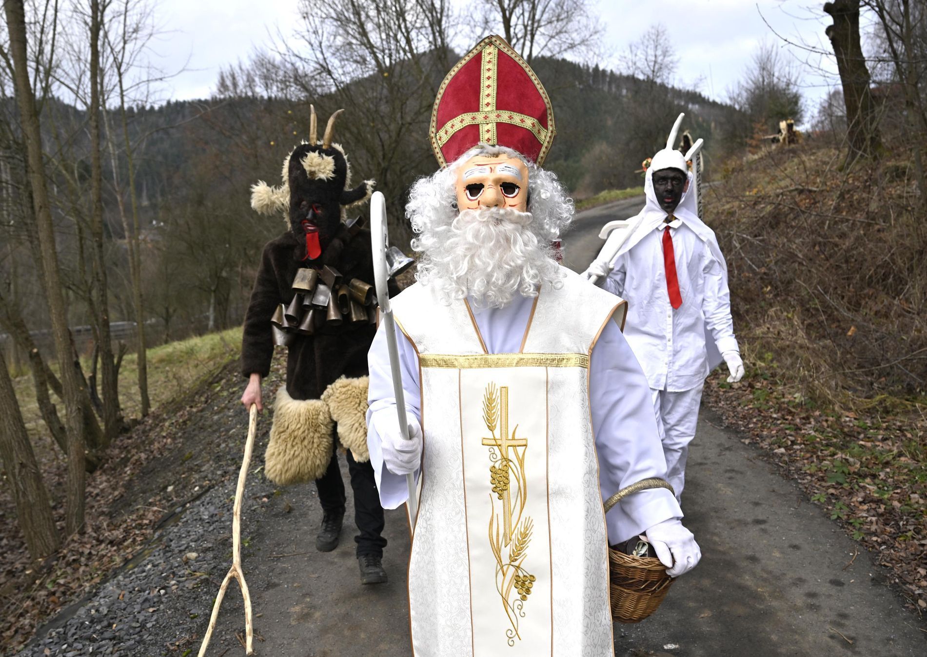 ČR; zábava; folklor; Vánoce; Lidečko. Mikuláš, čert,