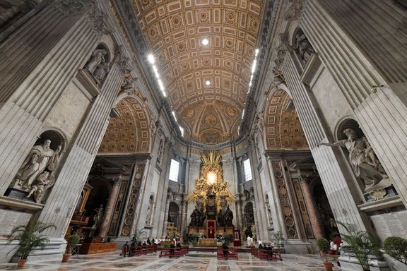 Mše z téměř liduprázdné baziliky svatého Petra se přenášela živě přes internet.
