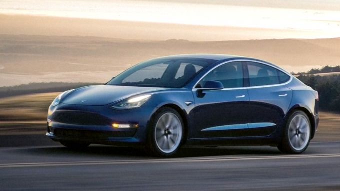 Model 3 má z automobilky Tesla udělat výrobce levnějších aut pro více lidí. Jak přiznává její zakladatel, rozjezd výroby elektromobilu bude výzva.
