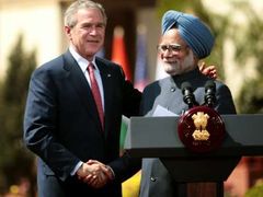 Americký prezident George Bush s indickým premiérem Manmóhanem Singhem po podpisu dohody.