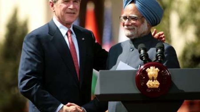 Americký prezident George Bush s indickým premiérem Manmóhanem Singhem po podpisu dohody.