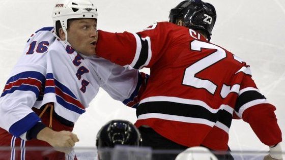 Jméno: Sean Avery. Povolání: provokatér v NHL