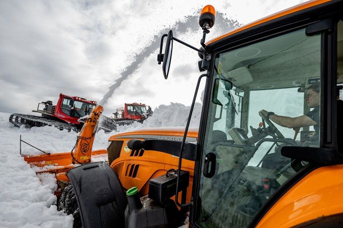 Fréza a rolby prorazily masu sněhu na silnici mezi Výrovkou a Luční boudou.