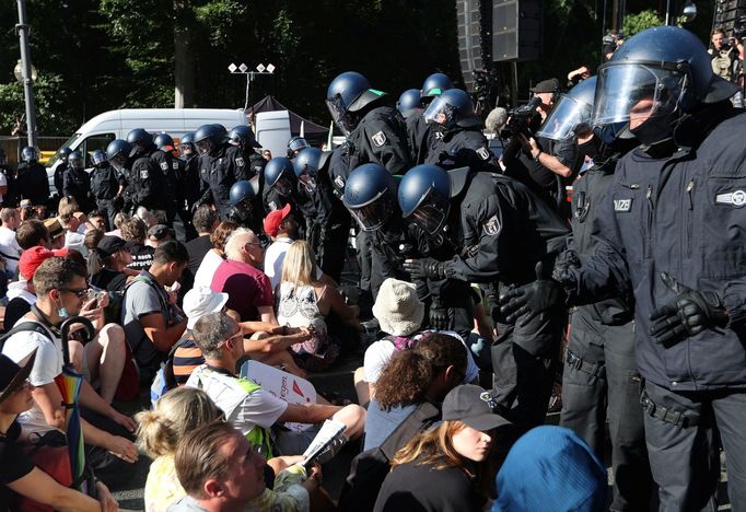 Demonstrace v Berlíně proti restrikcím kvůli koronaviru