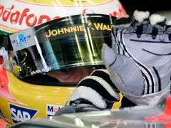 Lewis Hamilton si upravuje rukavice před začátkem kvalifikace na Velkou cenu Brazílie.