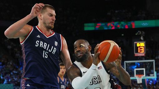 Nikola Jokič a Lebron James v semifinále Srbsko - USA na OH 2024 v Paříži