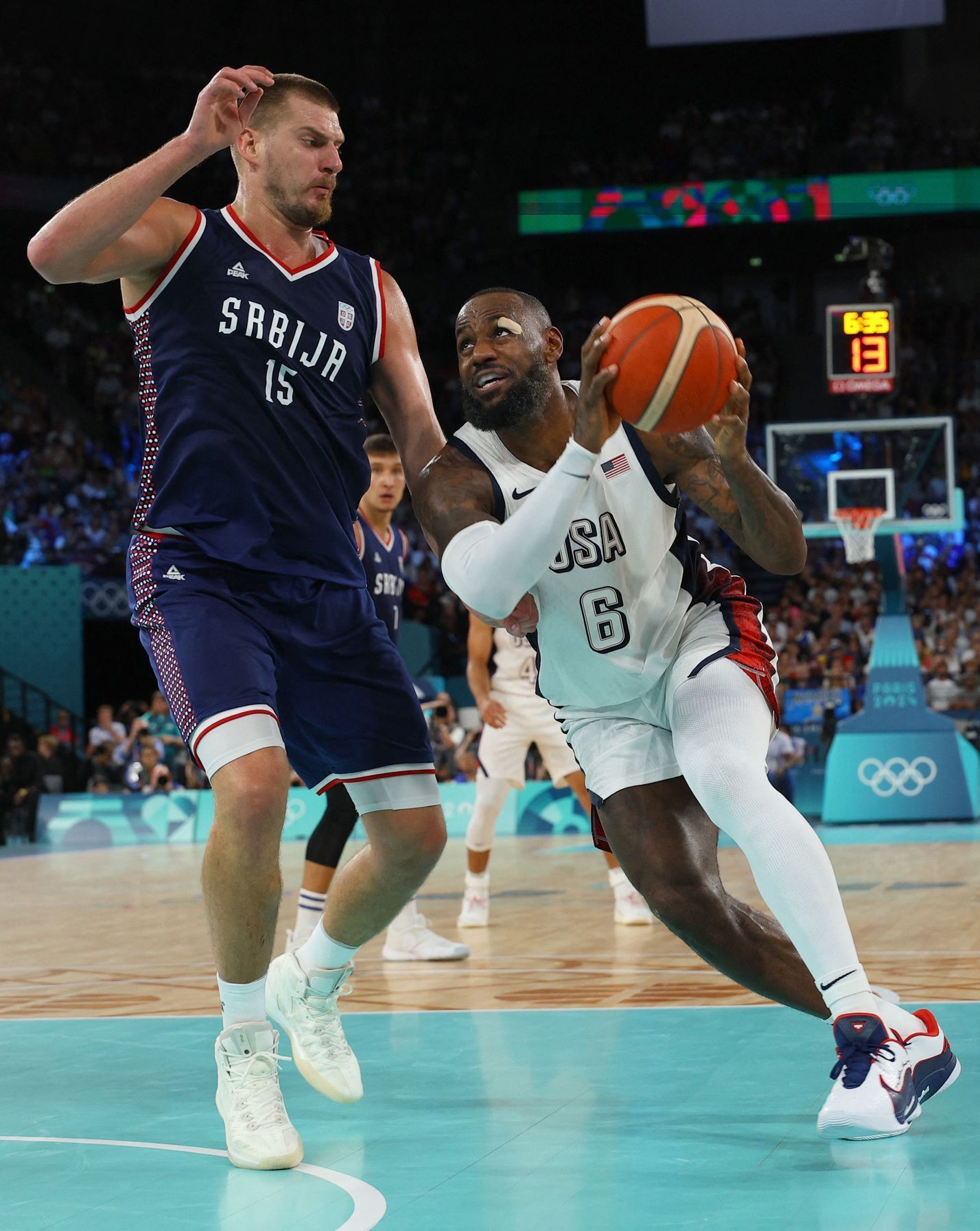 Nikola Jokič a Lebron James v semifinále Srbsko - USA na OH 2024 v Paříži