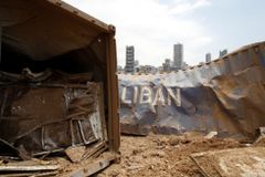 Známky života pod sutí. Záchranáři v Bejrútu měsíc po výbuchu pátrají po přeživším