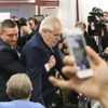 Zeman napaden aktivistkou při volbě prezidenta