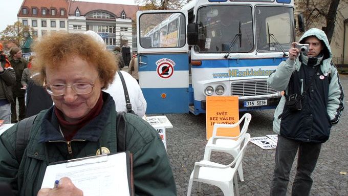 Během dvohodinové zastávky přibylo na petiční archy více jak sto nových podpisů.