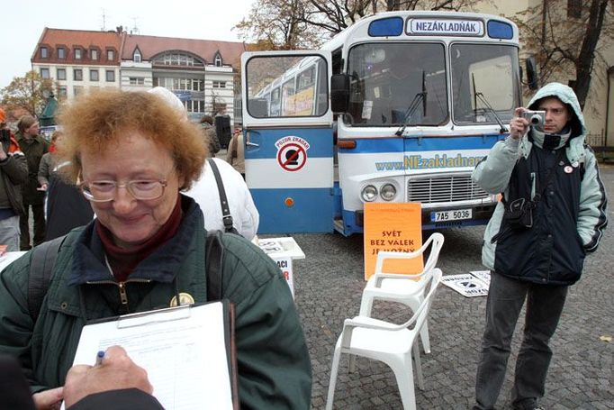 Během dvohodinové zastávky přibylo na petiční archy více jak sto nových podpisů.