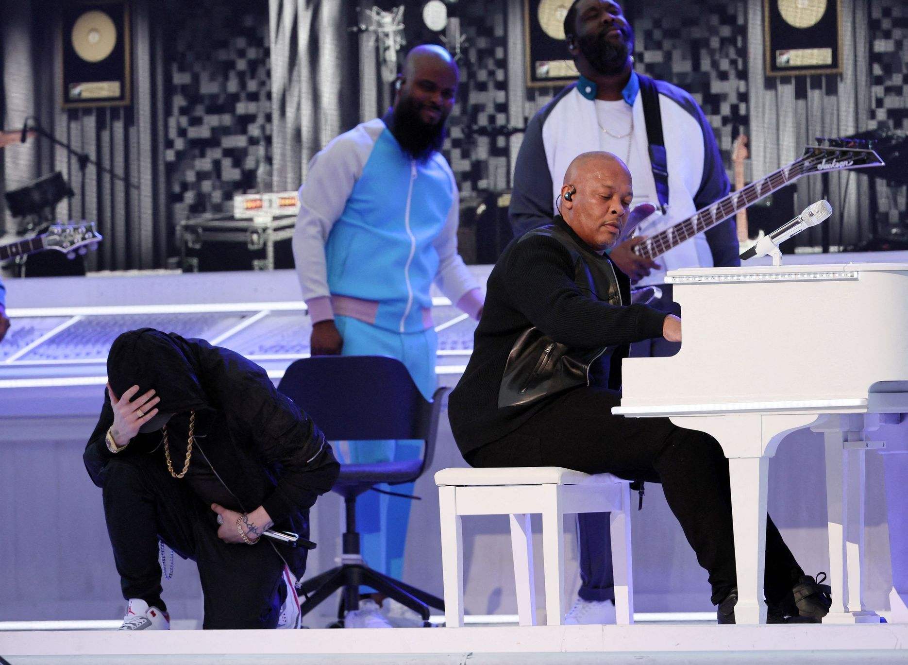 Eminem při přestávkovém programu během Super Bowlu LVI 2022, u klavíru Dr. Dre