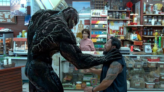 Na snímku z Venoma je Tom Hardy.