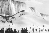 Zamrzlé Niagarské vodopády, foceno v USA ve 20. letech 20. století.