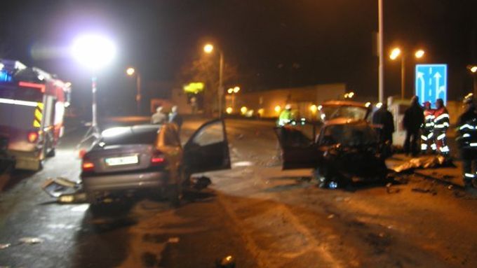 Tři lidé zemřeli při noční srážce aut na Klatovsku