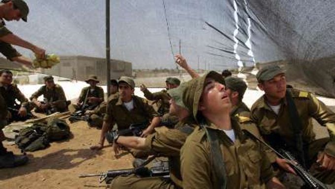 Izraelská armáda vyslala obrněné vozy do neobydlené oblasti u hranic.